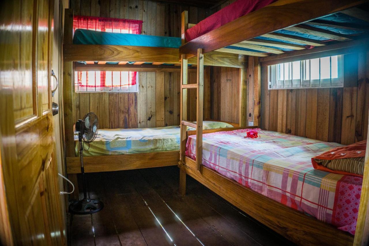 Hostal On The Sea โบกัสทาวน์ ภายนอก รูปภาพ