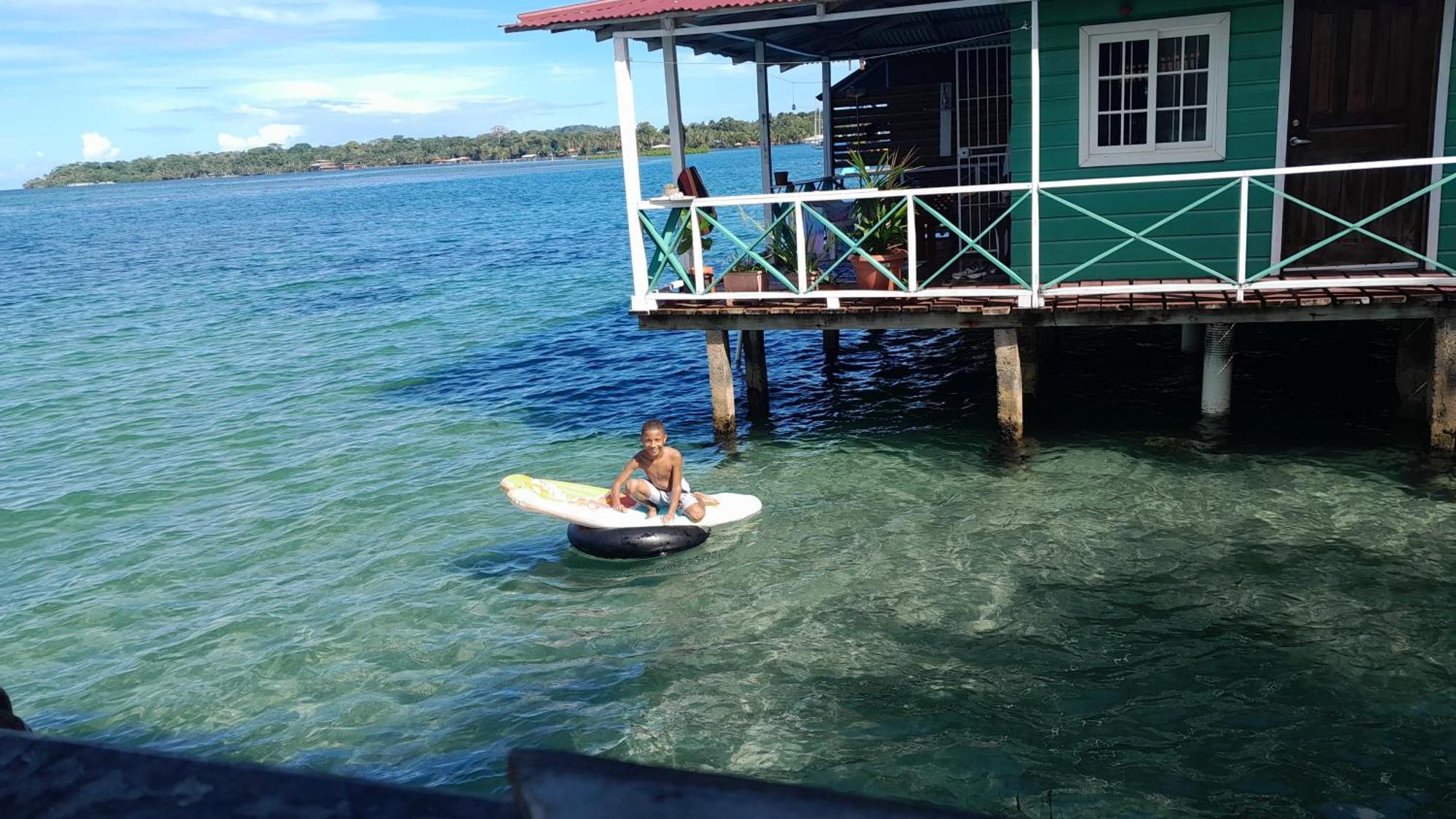 Hostal On The Sea โบกัสทาวน์ ภายนอก รูปภาพ
