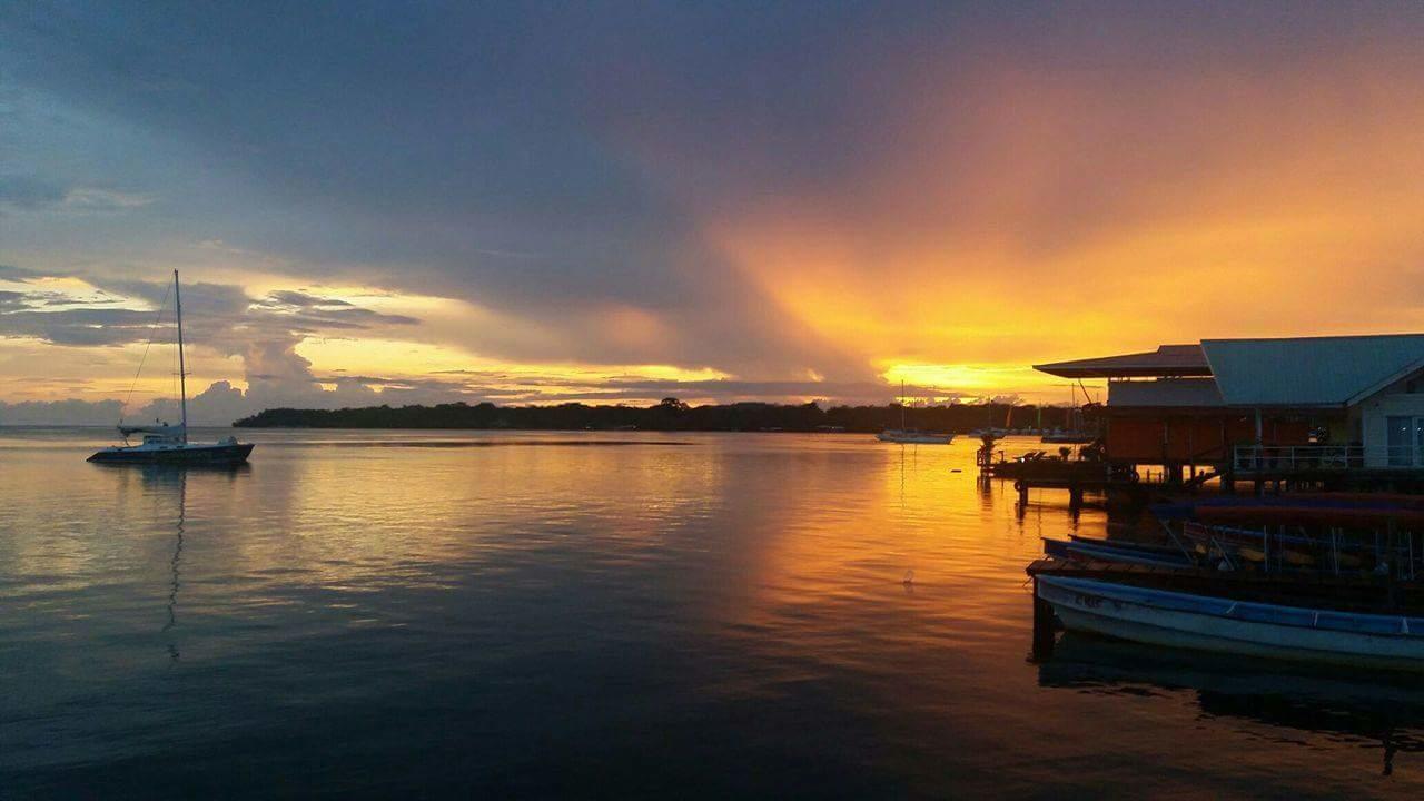 Hostal On The Sea โบกัสทาวน์ ภายนอก รูปภาพ